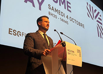 Antoine au pupitre sur scène