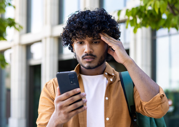 Etudiant sur son téléphone, face à une mauvaise surprise