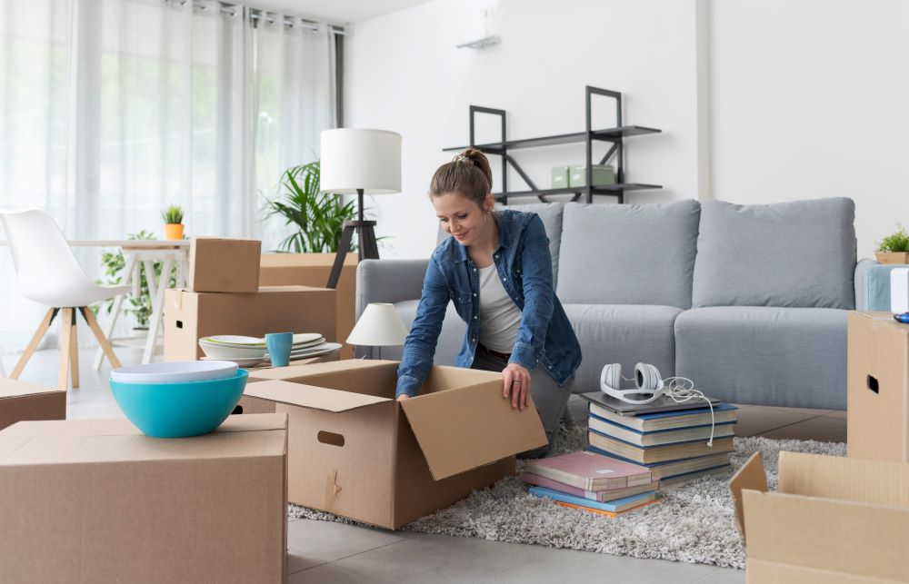 Jeune femme déballant ses cartons Jeune femme déballant ses cartons