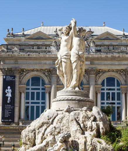 Ville de Montpellier avec statues en premier plan et musée en arrière plan