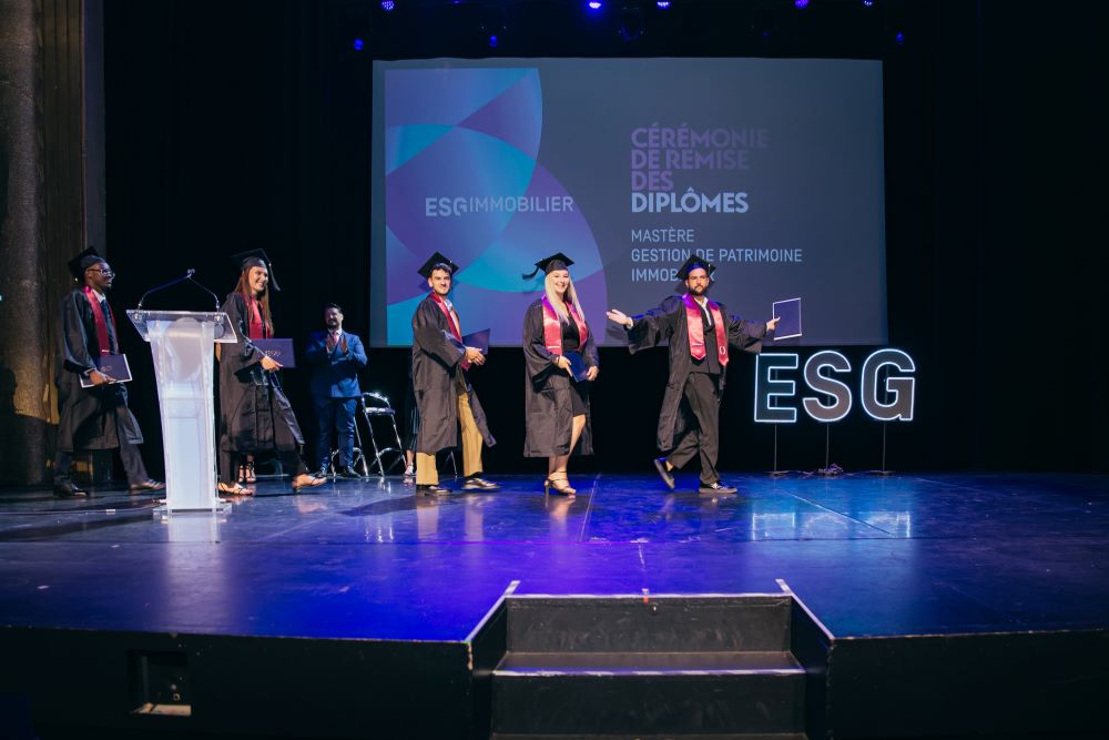 Etudiants montent sur scène