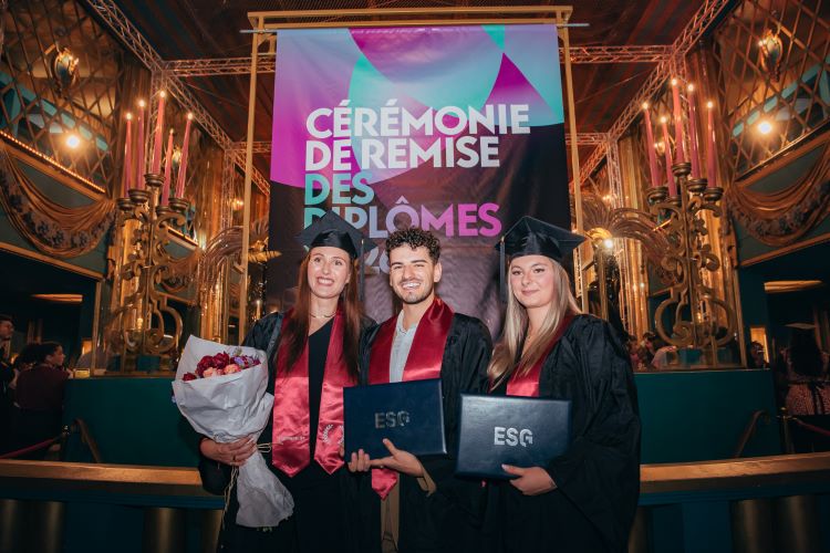 Etudiants avec leurs diplomes