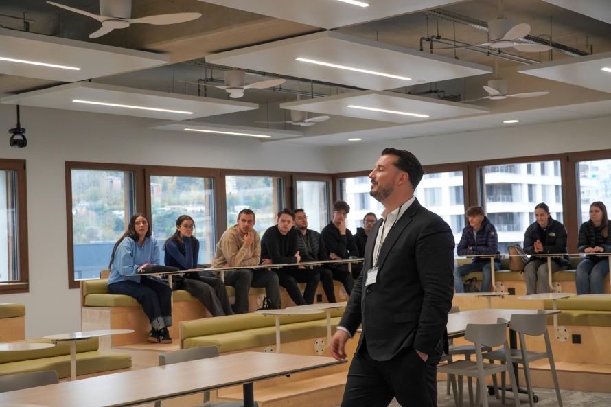 Les élèves écoutent le speech du directeur