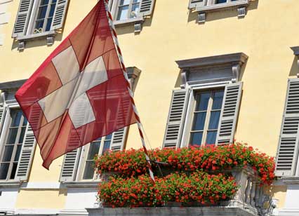 Façade d'un immeuble avec drapeau suisse