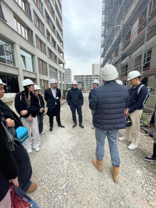Les élèves font une visite de chantier avec le directeur