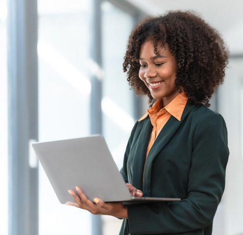 Jeune fille, contente, portant son ordinateur portable